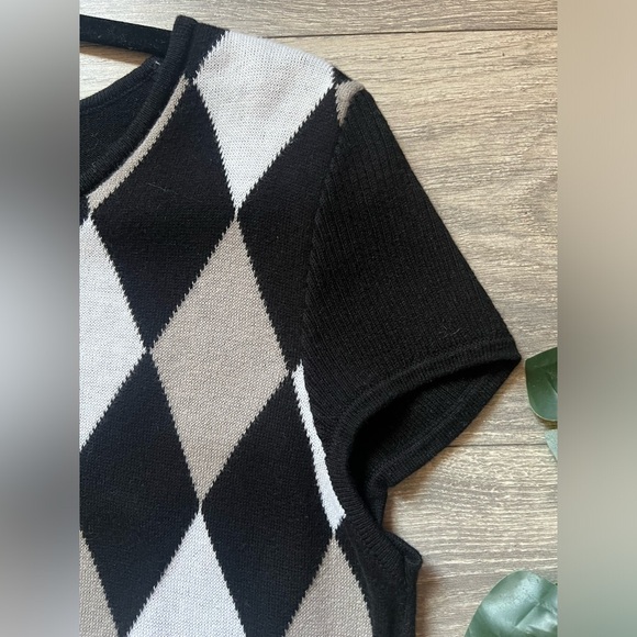 Questions by say what diamond patterned belted sweater top. Size M - Picture 3 of 8